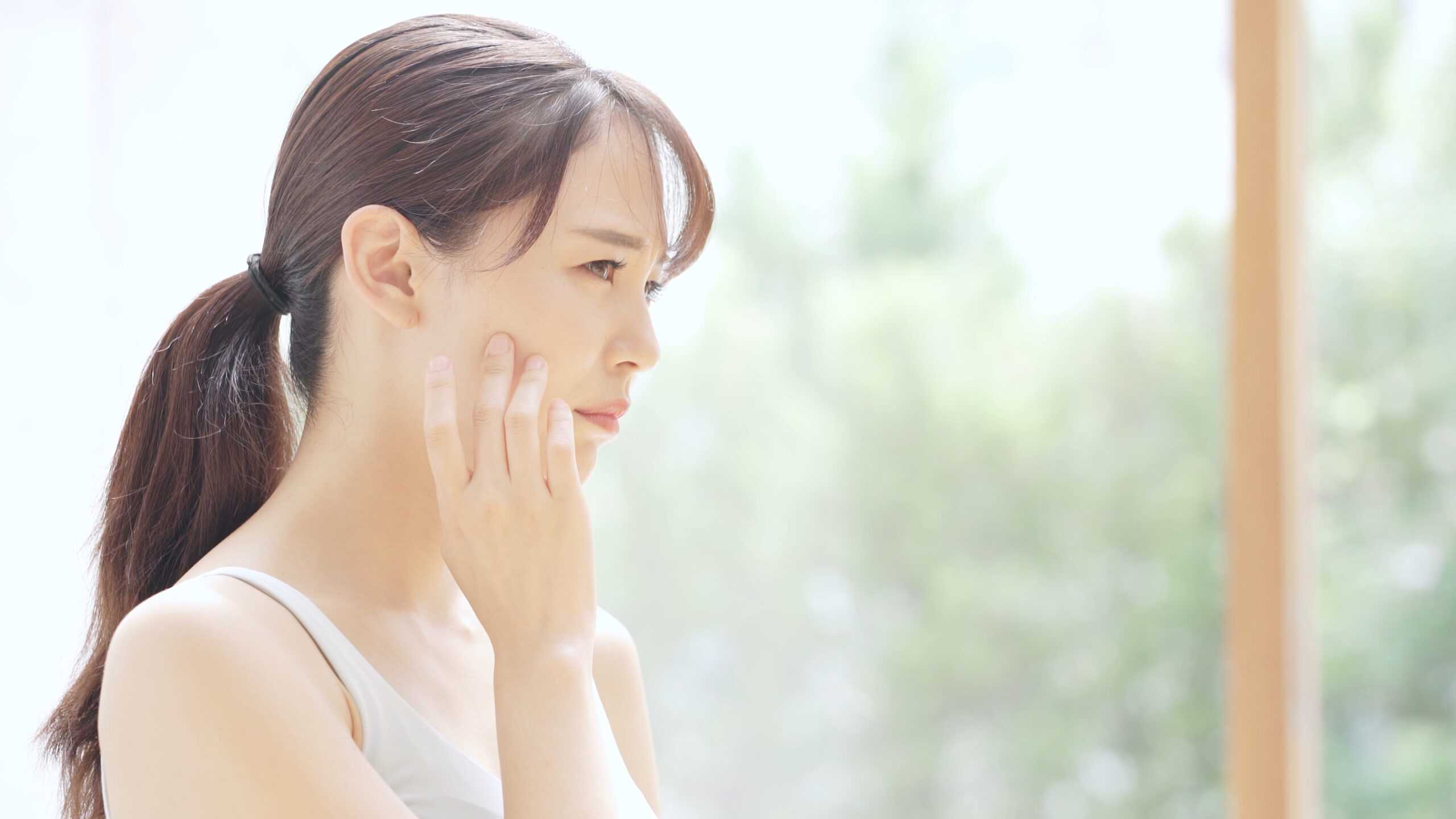 口元のシワを治すには？原因と対策、若々しい美肌を目指せる治療法も解説